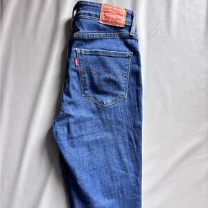 Levi’s 721 High Rise Skinny Jeans Size 27 with distressed knee